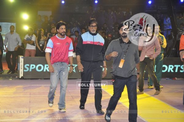 Shah Rukh Khan and Amitabh Bachchan arrive at the Pro Kabbadi League