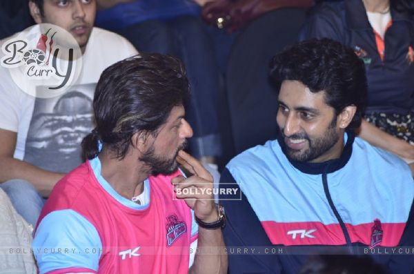 SRK and Abhishek Bachchan in a chat at the Pro Kabbadi League