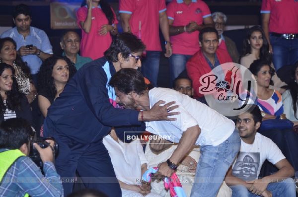 Shah Rukh Khan touches Amitabh Bachchan's feet at Pro Kabbadi League
