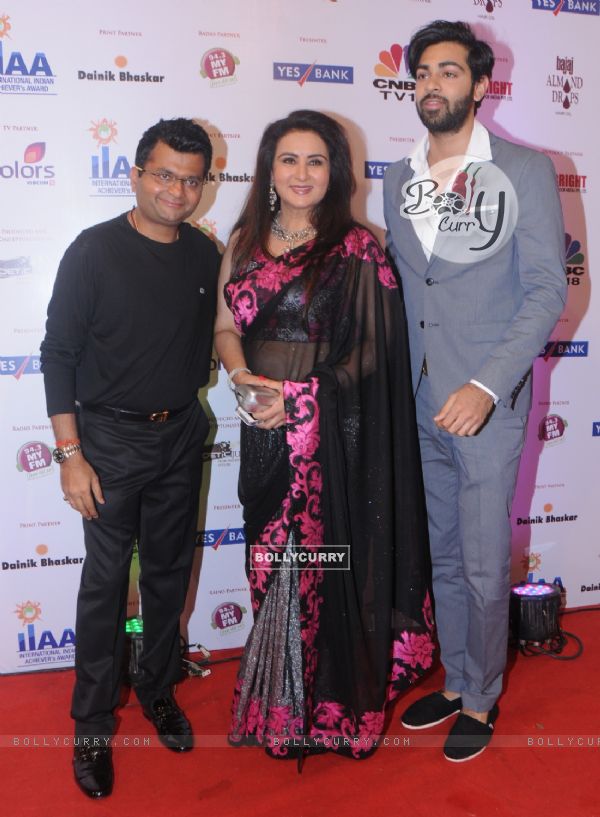 Aneel Murarka with Poonam Dhillon and her Son at International Indian Achiever's Award 2014