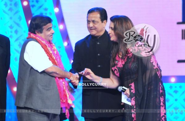 Nitin Ghadkari felicitated by Rana Kapoor and Poonam Dhillon