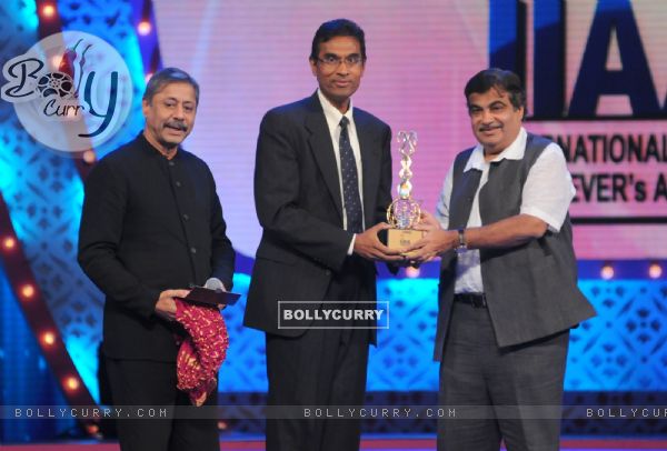 Nitin Ghadkari awarding Dr. Jeevanandam Valluvam at International Indian Achiever's Award 2014