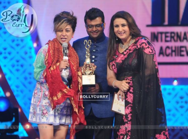 Aneel Murarka and Poonam Dhillon awarding Hard Kaur at International Indian Achiever's Award 2014