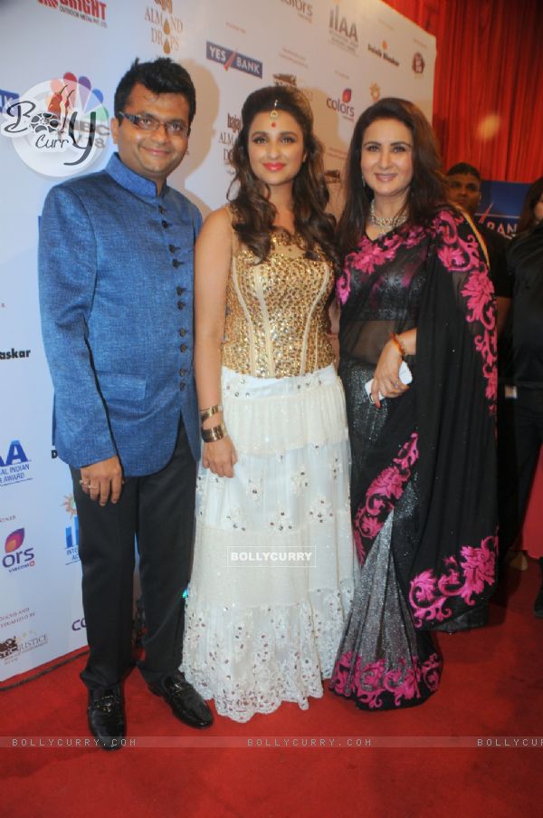 Aneel Murarka with Parineeti Chopra and Poonam Dhillon at International Indian Achiever's Award 2014