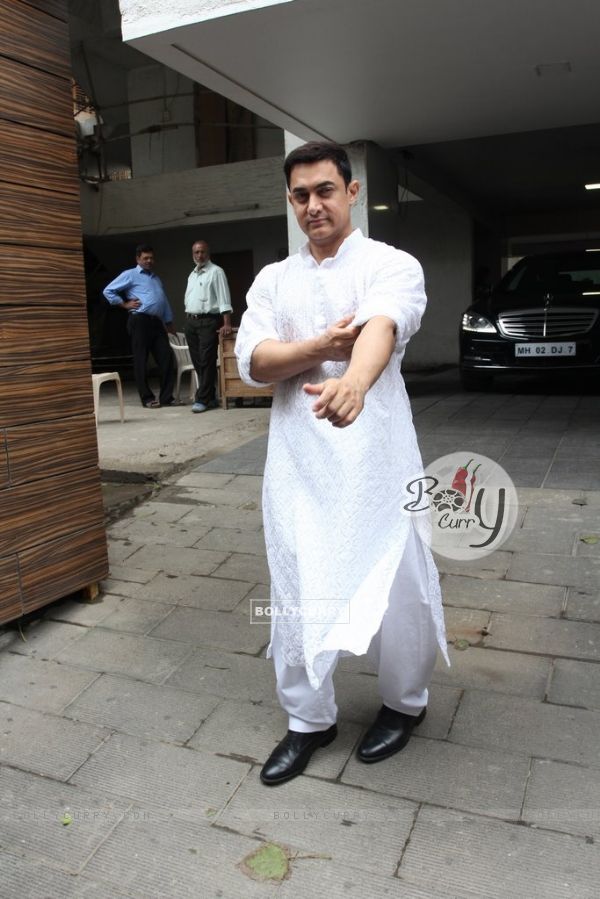 Aamir Khan spotted wearing a white kurta on the occasion of Eid