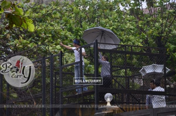 Shah Rukh Khan Waves Out to his Fans on Eid