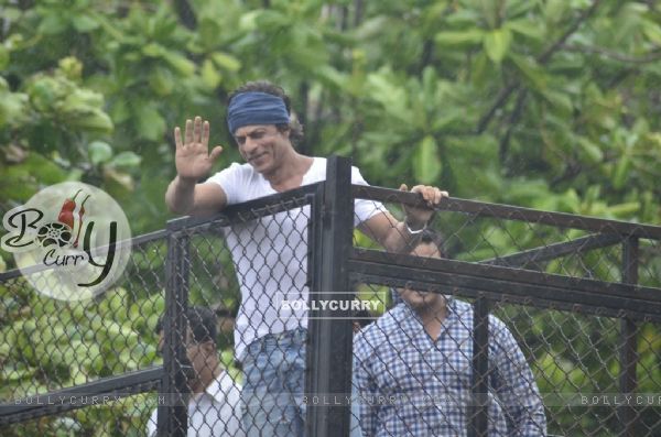 Shah Rukh Khan gives a smiling Wave to his Fans on Eid