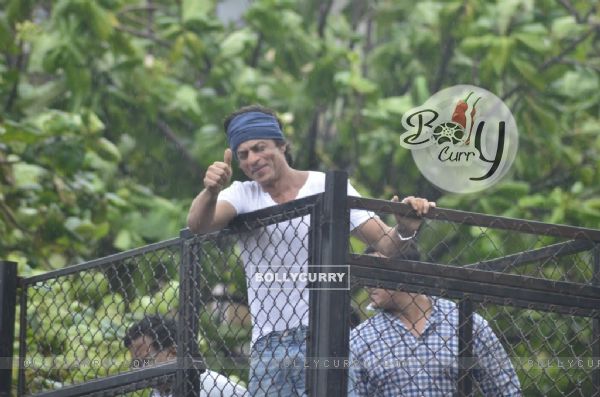 Shah Rukh Khan gives a thums up to his Fans on Eid