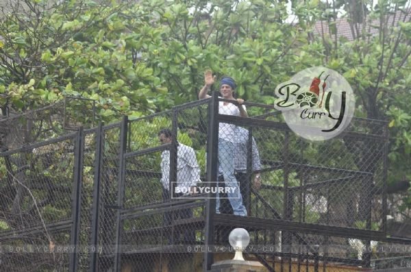 Shah Rukh Khan Waves Out to his Fans on Eid