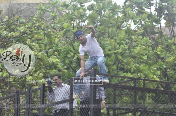Shah Rukh Khan climbed up the fence to Wave Out to his Fans on Eid