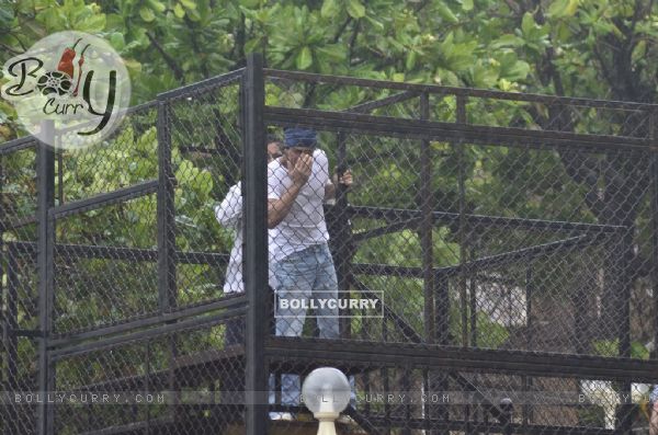 Shah Rukh Khan came out at his balcony to greet his Fans on Eid