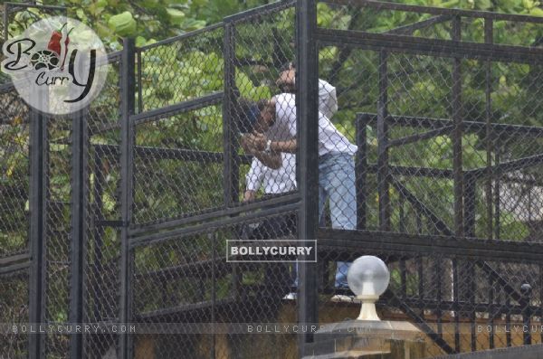 Shah Rukh Khan Waves Out to his Fans on Eid