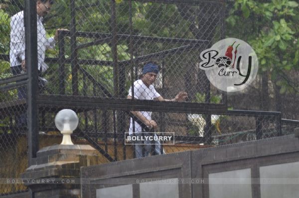 Shah Rukh Khan came out at his balcony to wave out to his Fans on Eid