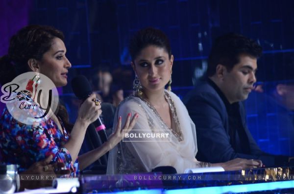 Kareena Kapoor looks over as Madhuri Dixit comments about a perfromance on   on Jhalak Dikhla Jaa (329521)