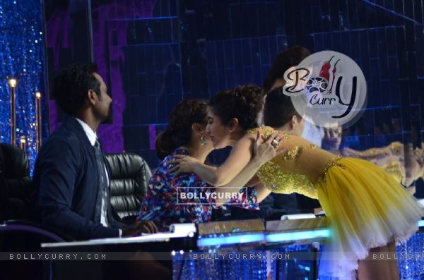 Sophie Choudry hugs Madhuri Dixit after a perfromance on Jhalak Dikhla Jaa