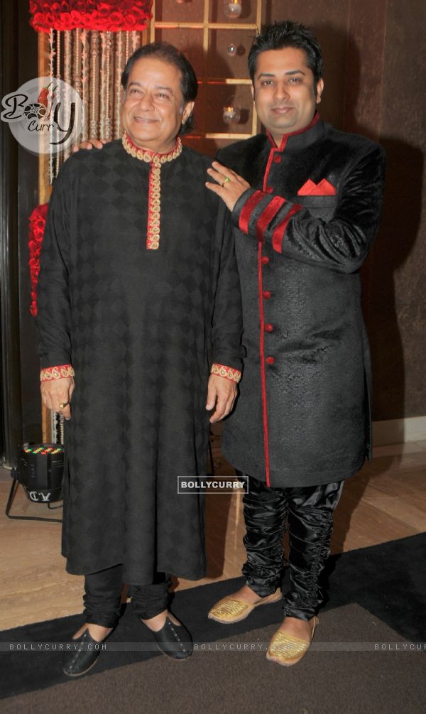 Sumeet Tappoo poses with Anup Jalota at his Birthday Celebration