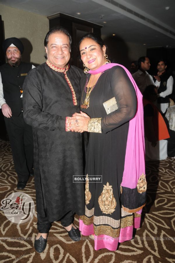 Jaspinder Narula poses with Anup Jalota at his Birthday Celebration