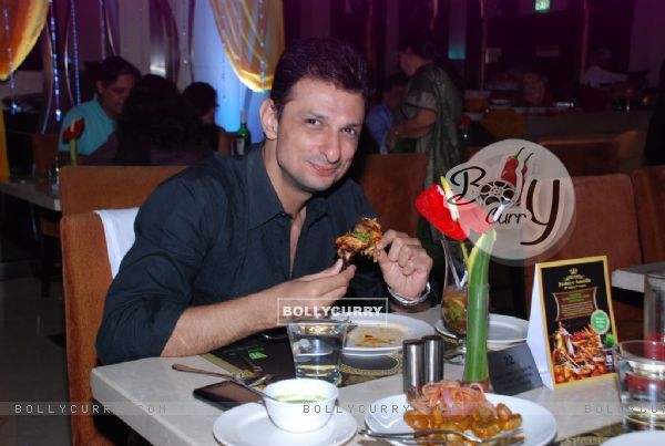 Rushad Rana was seen enjoying on the various delicacies at Lucknow Food Fest
