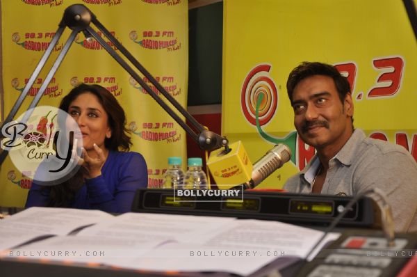 Kareena was seen talking with the Rj at the Promotions of Singham Returns on Radio Mirchi 98.3 FM