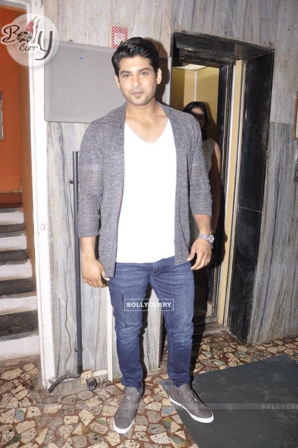 Siddharth Shukla poses for the media at Starweek Magazine Launch