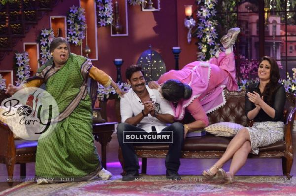 Dadi seen giving a kiss to Ajay Devgn on Comedy Nights with Kapil (329893)