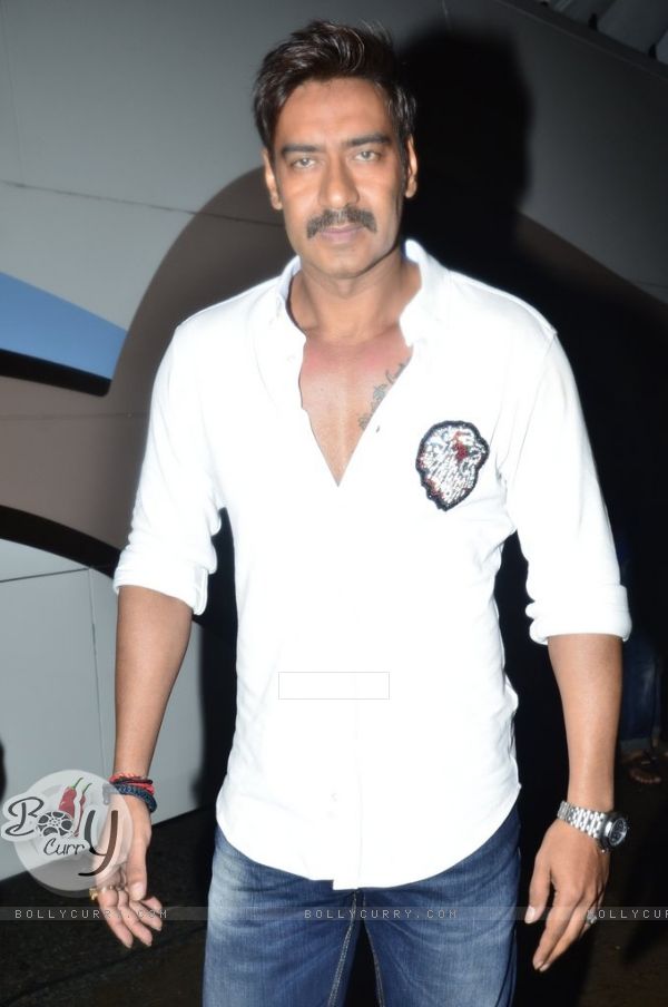 Ajay Devgn poses for the media at the Promotion of Singham Returns on Comedy Nights With Kapil (329900)