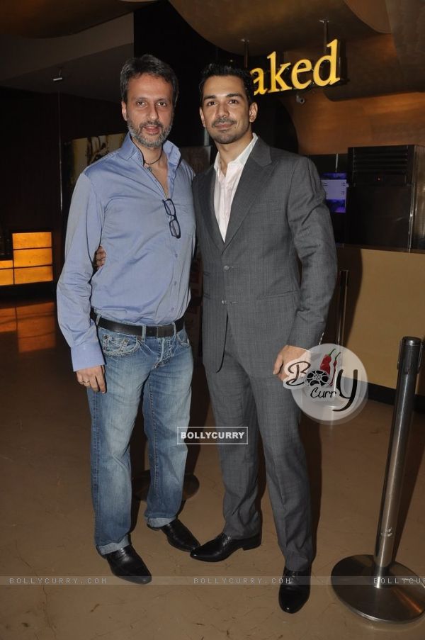 Anil Thadani along with Abhinav Shukla at the Roar Film Launch (330003)