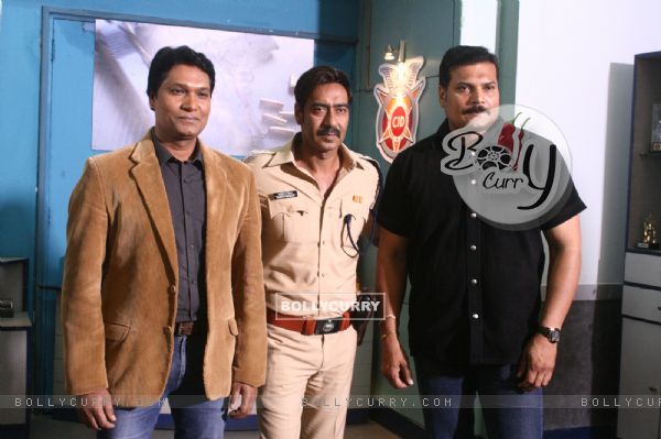 Aditya Srivastava, Ajay Devgn and Dayanand Shetty pose for the camera on C.I.D