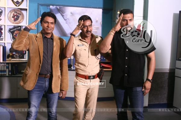 Aditya Srivastava, Ajay Devgn and Dayanand Shetty give a salute pose for the camera on C.I.D (330093)