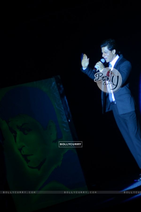 Shah Rukh Khan appreciates the radium light painting on Got Talent World Stage LIVE