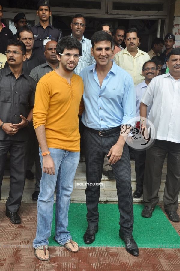 Akshay Kumar and Aditya Thackeray pose for the media