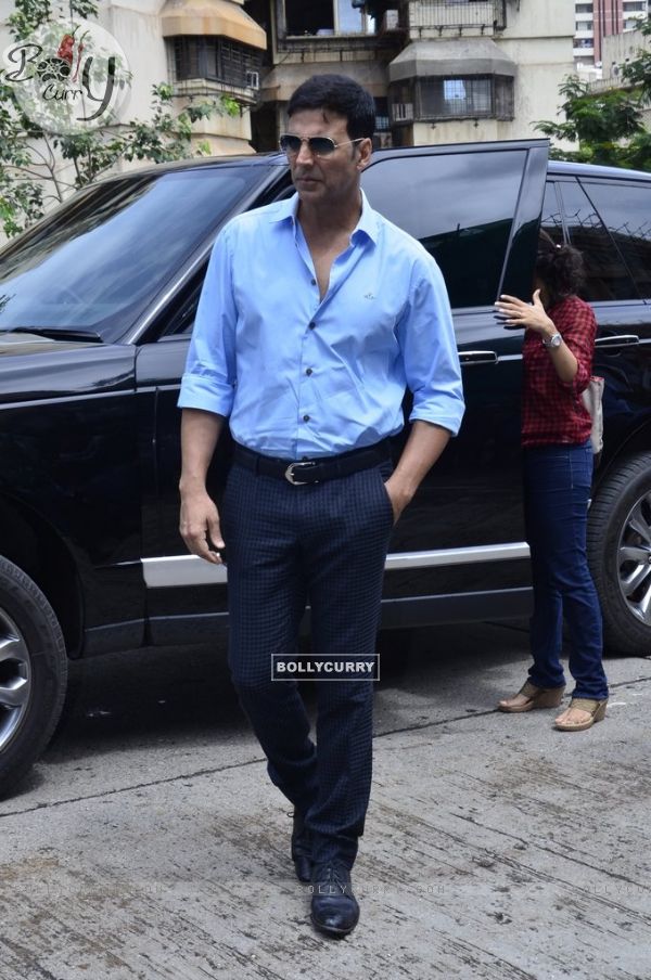Akshay Kumar poses for the media at the Special Sale of Garments of the movie Entertainment (330375)