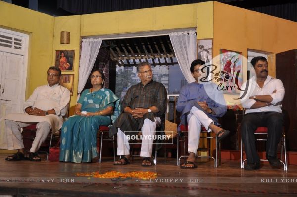 Artists along with Raj Thackeray at the Celebration of 100 Shows of Marathi Drama Gholat Ghgol