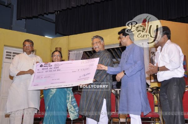 Raj Thackeray and Vikran Gokhale present a Cheque prize to Artists