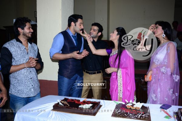 Divyanka Tripathi gives Sangram Singh some cake as Ye Hai Mohabbatein completes 200 episodes