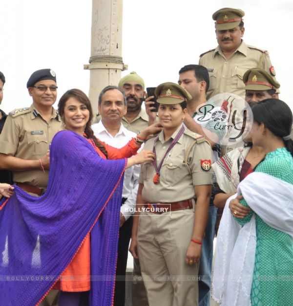 Rani Mukherjee awards a medal to a Women Inspector at the Promotions of Mardaani in Jhansi (330777)
