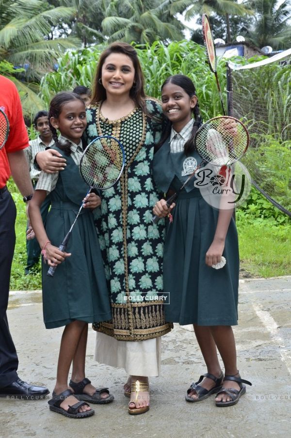 Rani Mukherjee poses with school girls at the Promotion of Mardaani at a Local School (330877)