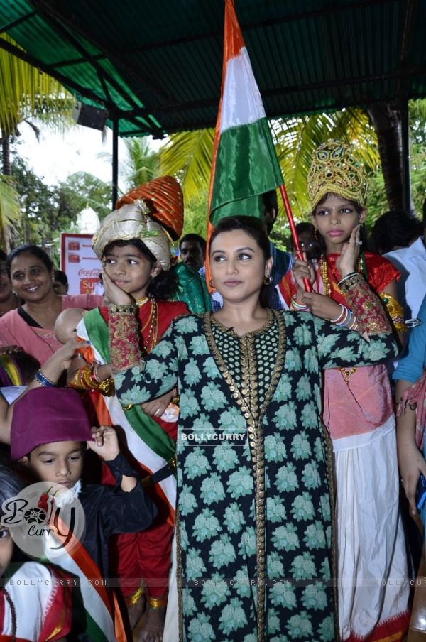 Rani Mukherjee with the kids of a Local School (330883)