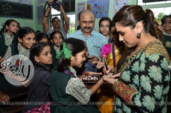 Rani Mukherjee gives autograph to students at the Promotion of Mardaani at a Local School