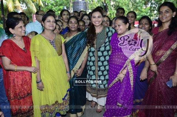 Rani Mukherjee poses with the Teachers at the Promotion of Mardaani at a Local School (330887)