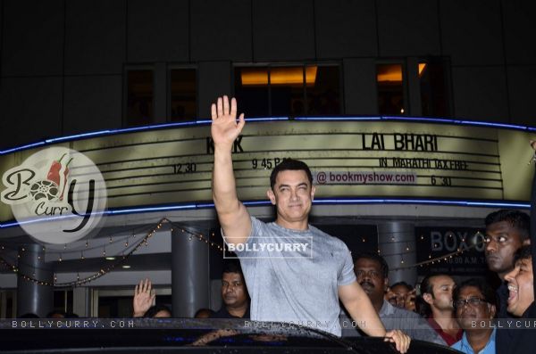 Aamir Khan was seen waving to his fans at the Premiere of Saturday Sunday