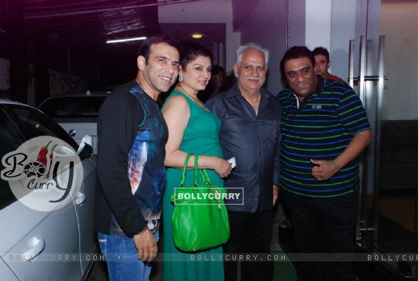 Sajid- Farhad poses with Ramesh Sippy and Kiran Juneja at the Special screening of Entertainment (331010)