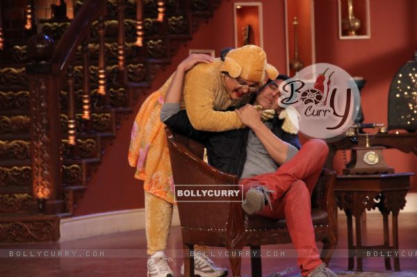 Dadi giving Akshay Kumar a kiss at the Promotion of Entertainment on Comedy Nights with Kapil (331032)