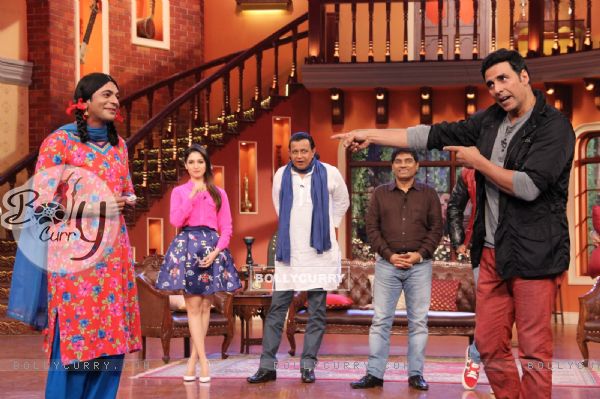 Akshay Kumar performs an act with Gutthi on Comedy Nights with Kapil (331038)