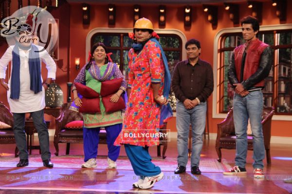 Gutthi shakes a leg with the cast of Entertainment on Comedy Nights with Kapil (331040)
