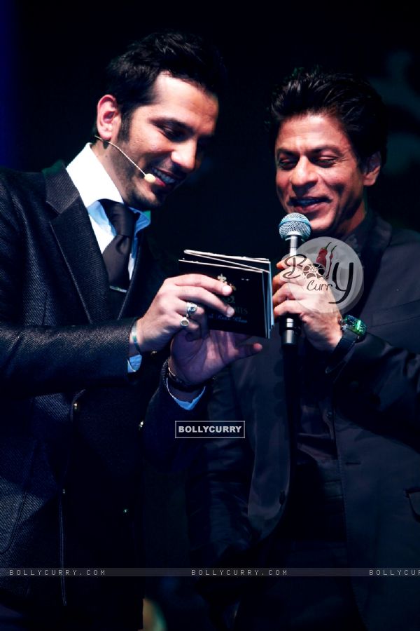 Nitin Mirani showing Shah Rukh Khan placards
