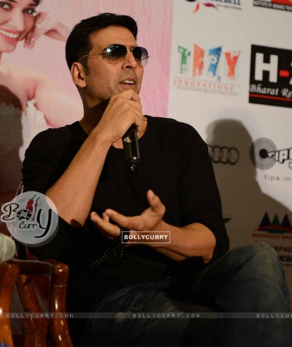 Akshay Kumar was seen interacting with the audience at the Promotion of Entertainment in Delhi (331124)