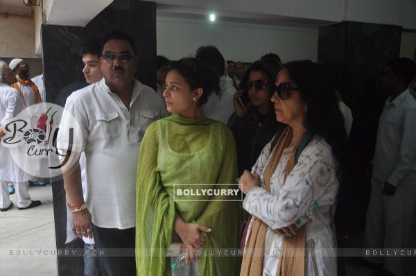 Sharbani Mukherjee, Pappu Khanna and Ila Arun at the funeral of Dharmesh Tiwari