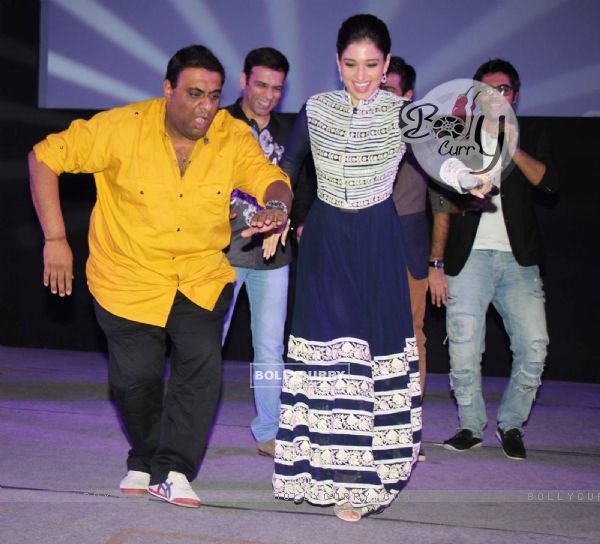 Farhad and Tammanah perform at the Premiere of movie 'Entertainment' (331237)