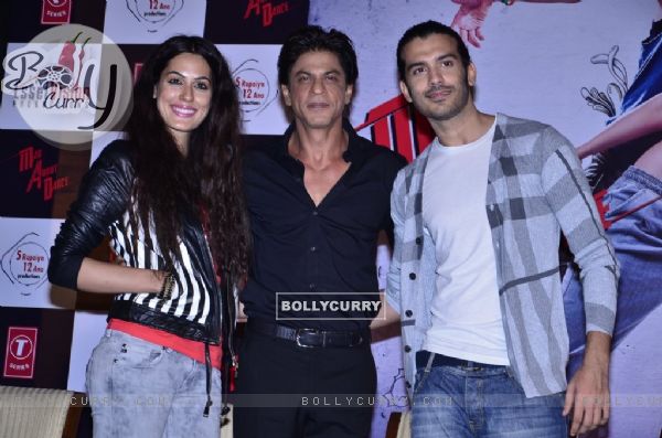 Saahil Prem and Amrit Maghera pose with Shah Rukh Khan at the promotion of Mad About Dance (331413)